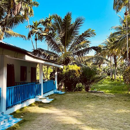 Blue Sea Restaurant & Bungalows Sitapur エクステリア 写真
